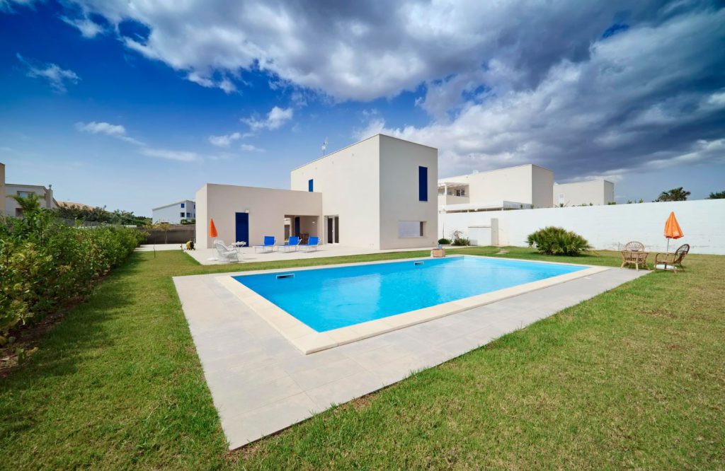 Hiszpania oferuje wiele atrakcyjnych regionów, które są popularne wśród inwestorów poszukujących nieruchomości