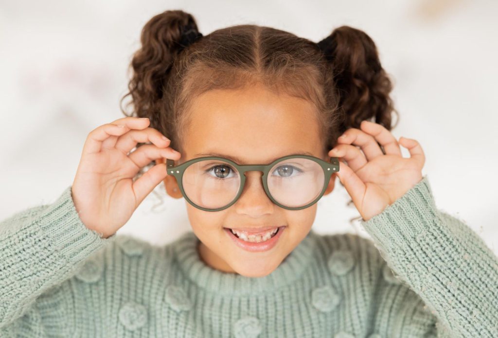 Jak dobrać idealne oprawki dla malucha - poradnik dla rodziców
Wybór odpowiednich okularów korekcyjnych dla dziecka może być trudny, dlatego warto wiedzieć, na co zwrócić uwagę podczas zakupu