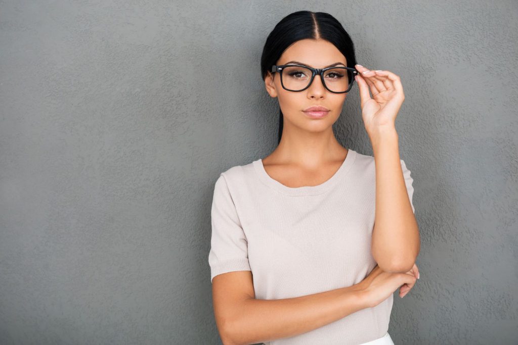 Oprawki okularowe to nie tylko funkcjonalny element, który pomaga nam poprawić wzrok, ale również ważny dodatek, który może podkreślić nasz styl i osobowość