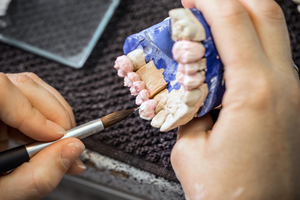 Innowacyjne podejście do tworzenia protez zębowych to prawdziwy technologiczny skok w dziedzinie stomatologii