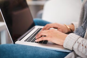 Drewniane podłogi od A do Z: Wybór, montaż i pielęgnacja